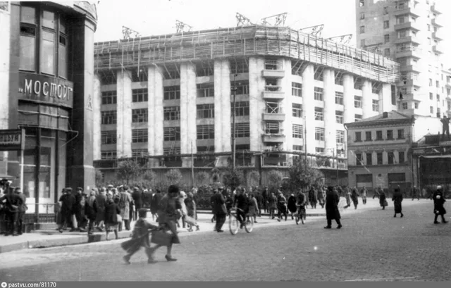 Кузнецкий мост. Вид на строящийся дом общества "Динамо"