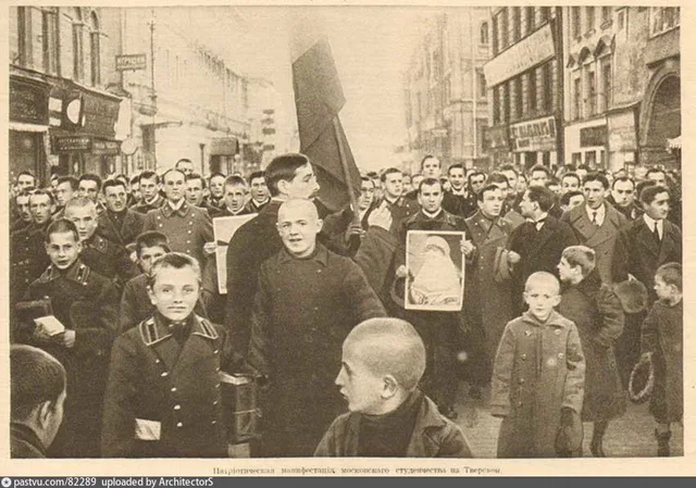 Патриотическая манифестация студентов - добровольцев. Тверская ул.