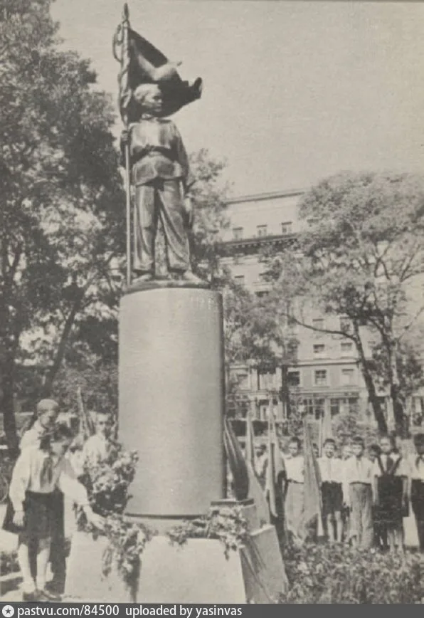 У памятника Павлику Морозову