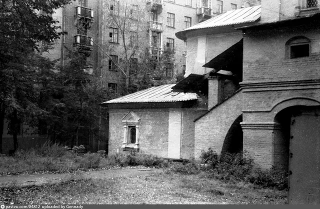 Церковь Трех Святителей на Кулишках