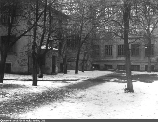 Староконюшенный переулок, 18. Двор школы № 59