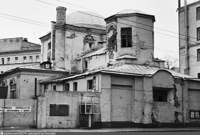 Лубянский проезд. Храм Георгия в Лучниках в начале реставрации
