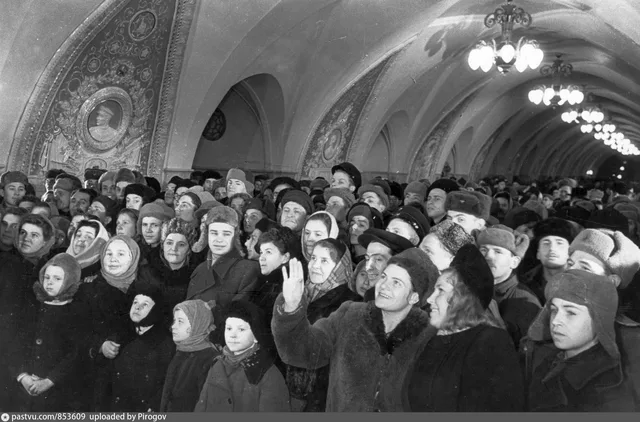 Москвичи восхищаются горельефом "Сталин и молодёжь"