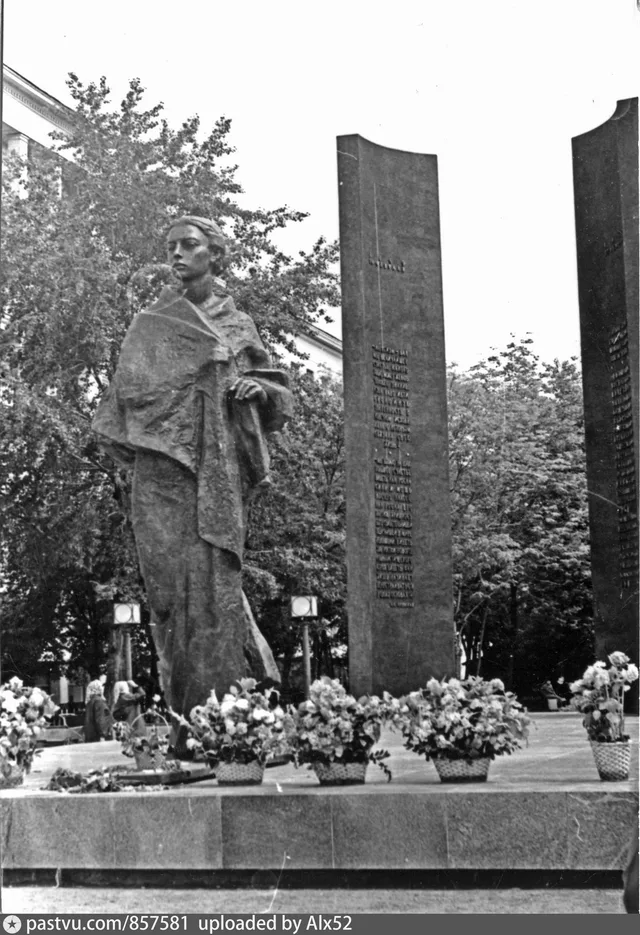Сретенский бульвар. Памятник Н. К. Крупской