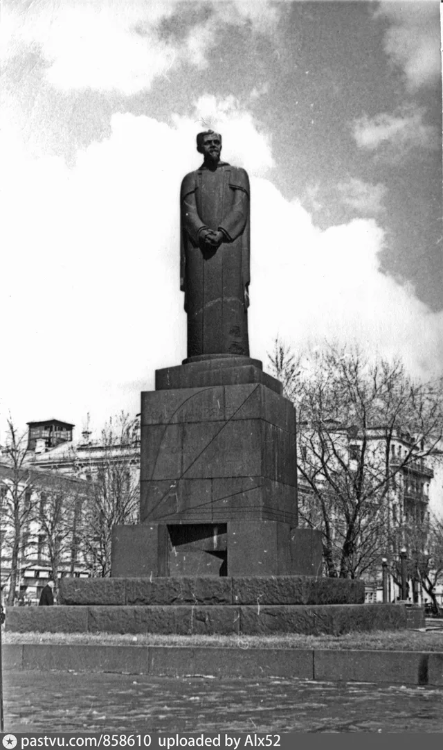 Памятник К. А. Тимирязеву