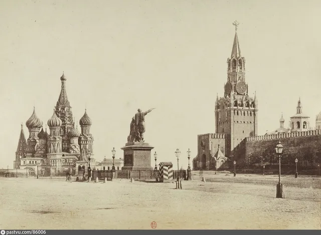 Памятник Минину и Пожарскому, собор Василия Блаженного и Спасская башня Кремля