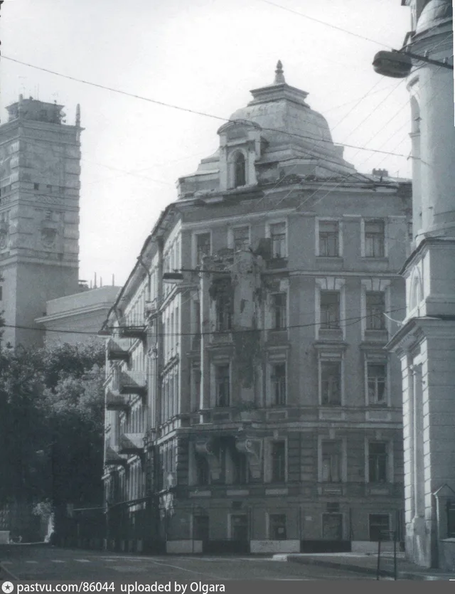 Угол улиц Маршала Шапошникова и Маркса и Энгельса