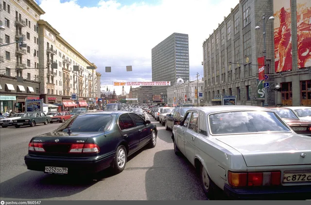 Автомобили на Тверской улице