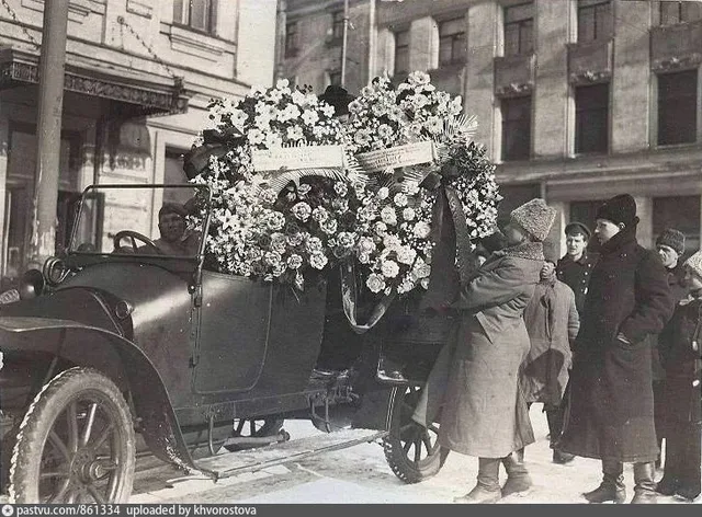 У Дома Союзов. Похороны Якова Свердлова