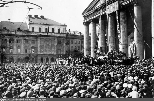 Площадь Свердлова. Выступление народного хора у здания Большого театра. Москва