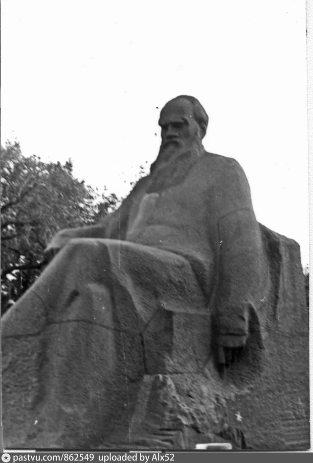 Сквер Девичьего поля. Памятник Л. Н. Толстому