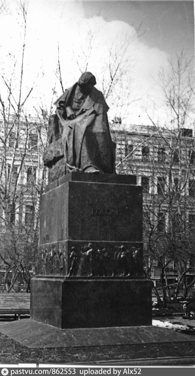 Суворовский бульвар. Памятник Н. В. Гоголю