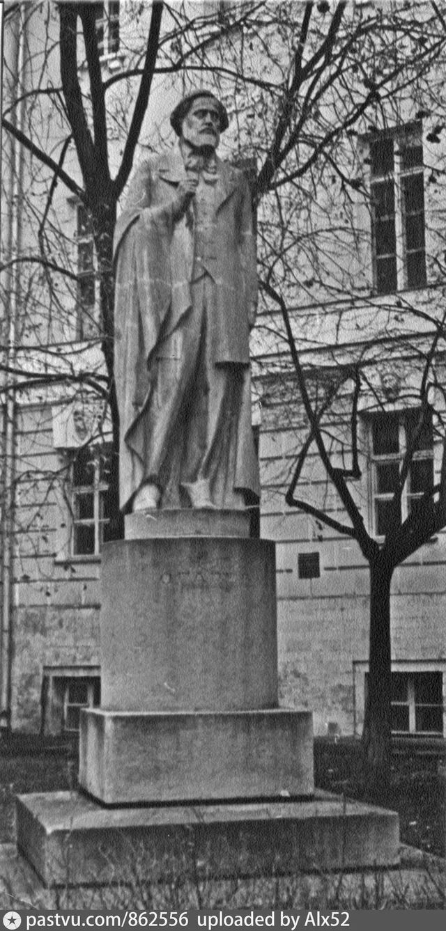 Памятник Н. П. Огареву у старого здания МГУ