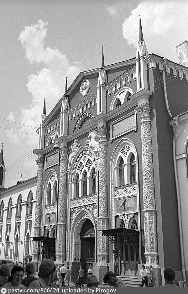 Улица 25 Октября. Здание Историко-архивного института (бывший Печатный двор)