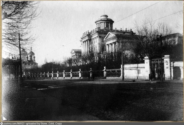 Моховая улица.У дома Пашкова