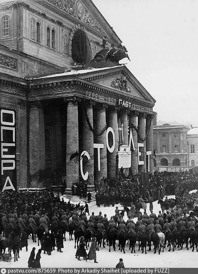 Демонстрация в честь Большого Театра на Свердловской площади. Подшефная конная часть приветствует своего шефа-юбиляра