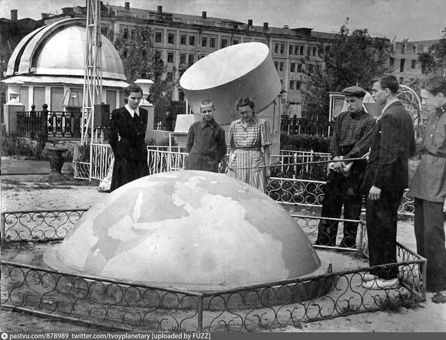 Садовая-Кудринская улица. Московский Планетарий. Занятия на Астрономической площадке «Парк неба»