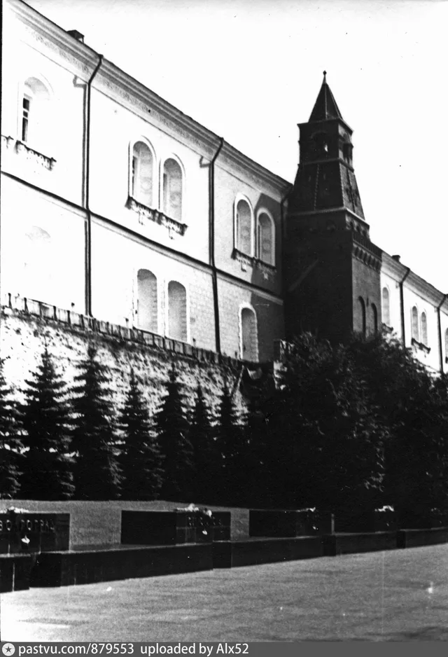 Кремлевская стена и средняя Арсенальная башня