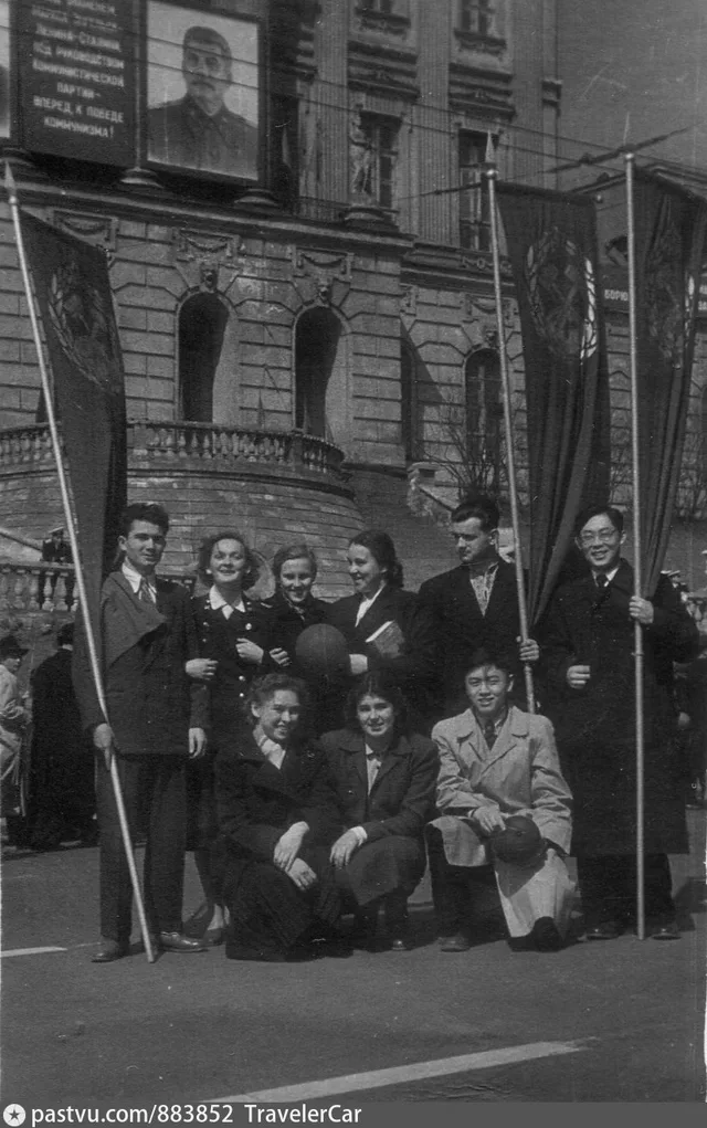 У дома Пашкова