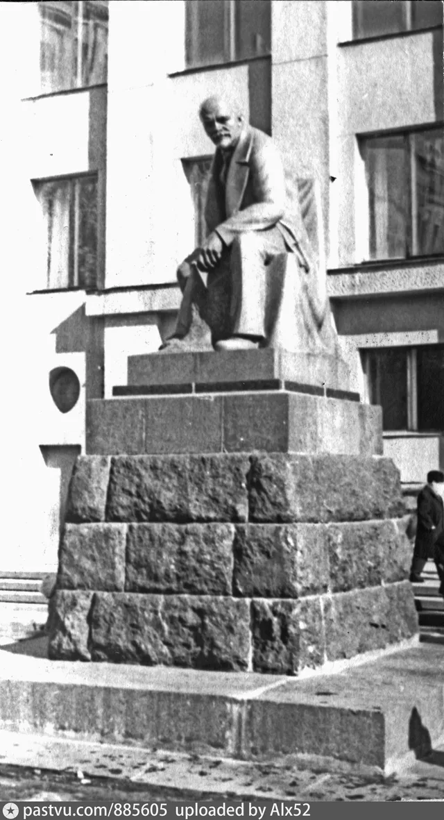 Памятник В. И. Ленину на Советской площади
