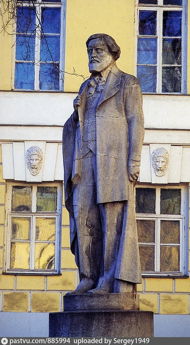 Памятник Н. П. Огареву у старого здания МГУ