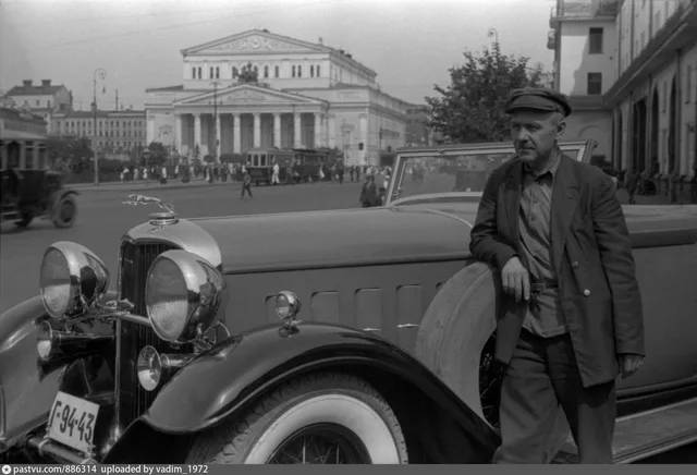 Площадь Революции. Стоянка автомобилей у гостиницы "Метрополь". Вид на Большой театр