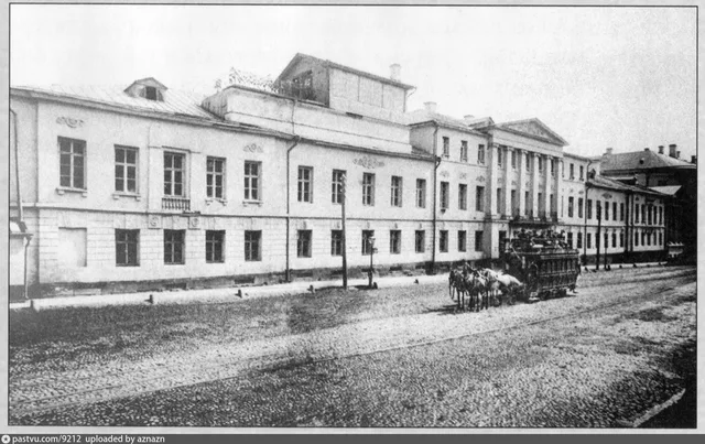 Больничный корпус Московского университета. Вид с колокольни монастыря