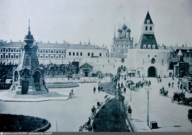 Памятник героям Плевны. Ильинские ворота