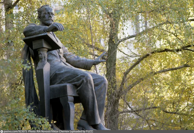 Большая Никитская улица, 13. Памятник П.И. Чайковскому перед зданием Московской государственной консерватории