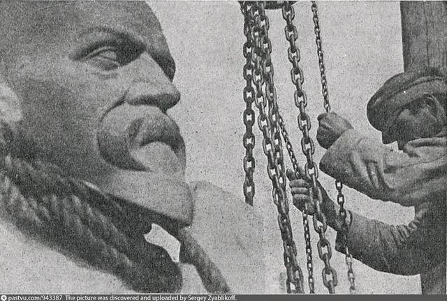 Монтаж памятника Тимирязеву