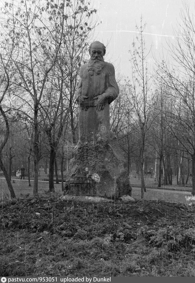 Памятник Л.Н. Толстому в парке Девичье поле (стоял до 1972 г.)