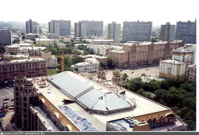 Здание Торгово-офисного центра "НОВИНСКИЙ ПАССАЖ" на Кудринской площади