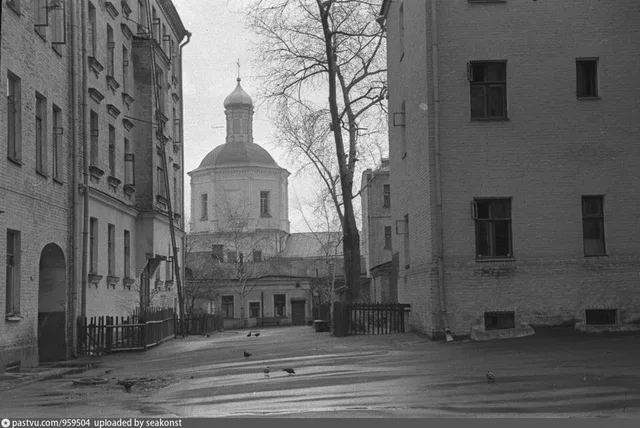 Московский дворик возле храма Илии Пророка Обыденного