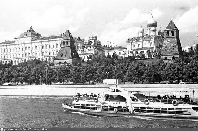 Вид на Москву-реку и Московский Кремль