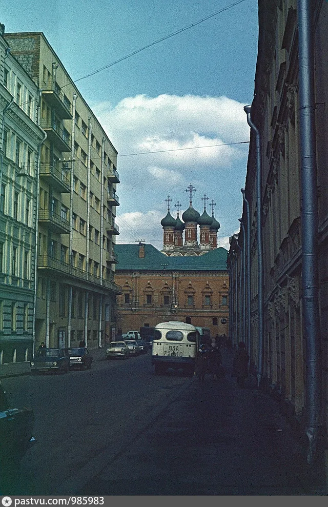 Улица Москвина (Петровский переулок), вид на Высоко-Петровский монастырь