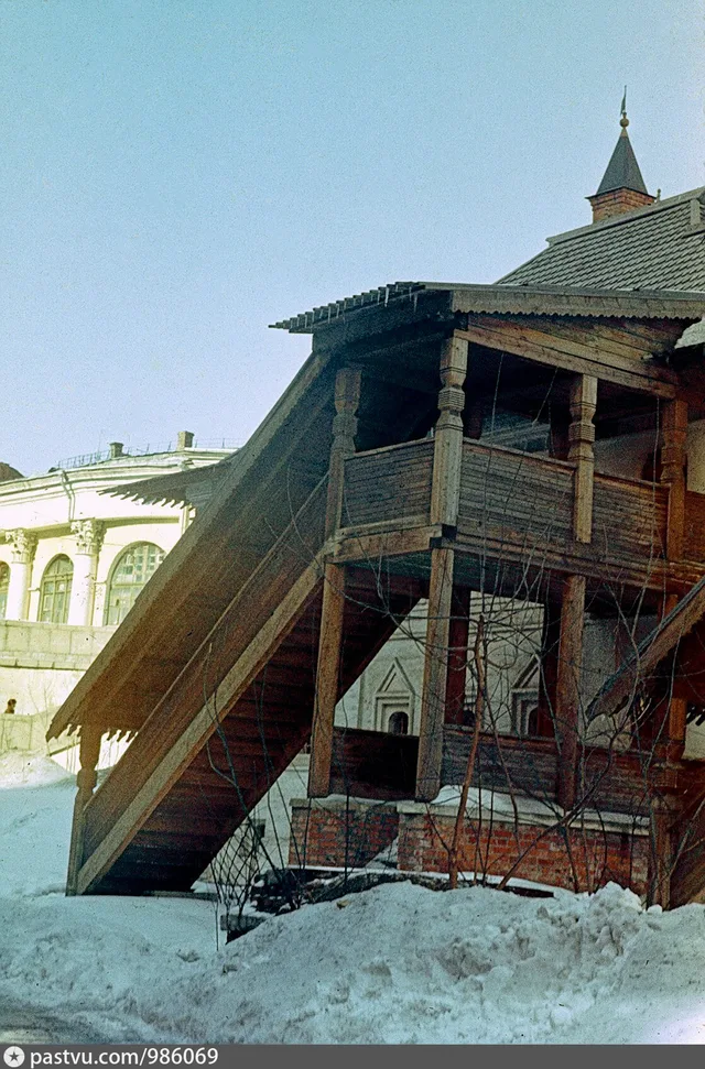 Западное крыльцо Братского корпуса Знаменского монастыря (улица Разина, 8Б)